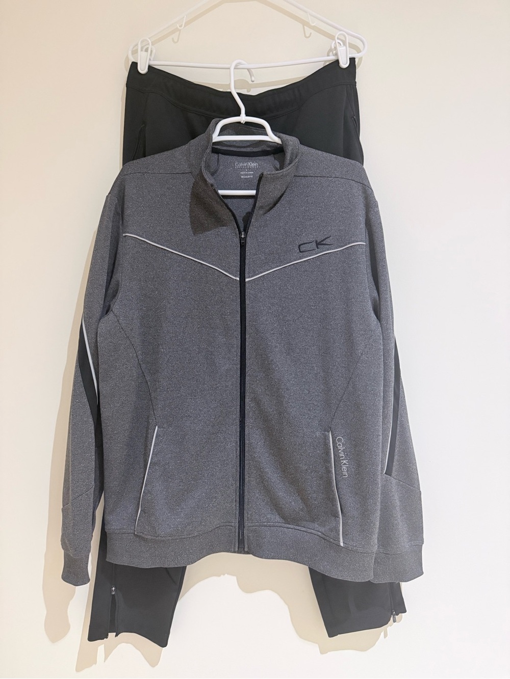 Calvin Klein Men’s Gray/Black Jacket/Pants, size L